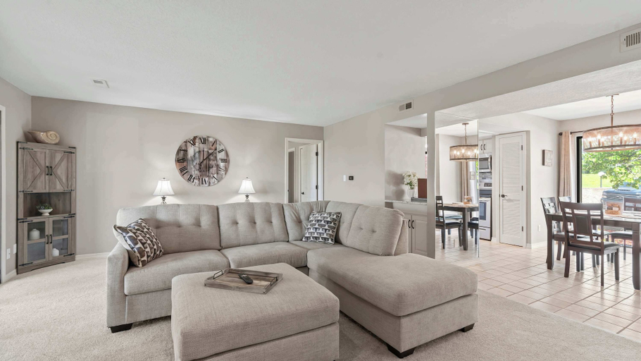 Living area 5, Lake Ozark Oasis Central Location & Pool Access, Camden
