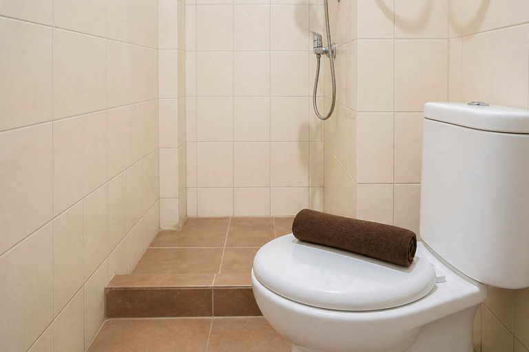 Bathroom 4, Cozy Living 2BR at Vida View Makassar Apartment By Travelio, Makassar
