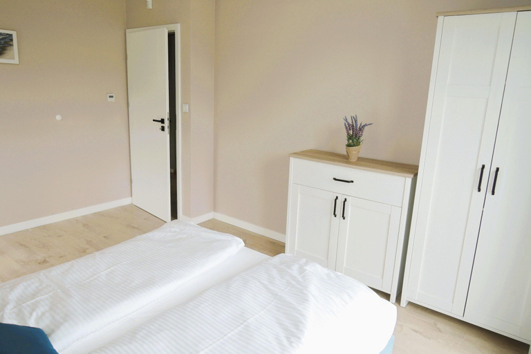 Room 4, New, Large Holiday Home for 6 People, Kamień