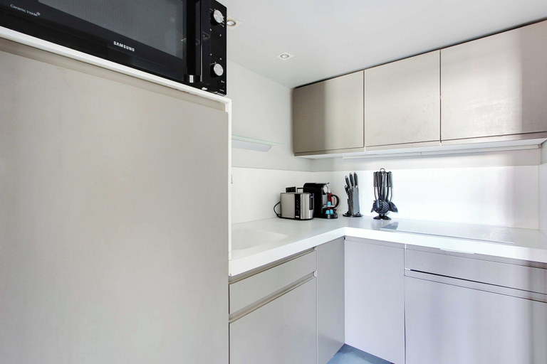 Private kitchen, Magnificent Apartment - 2br/7p - Les Buttes Chaumont, Paris