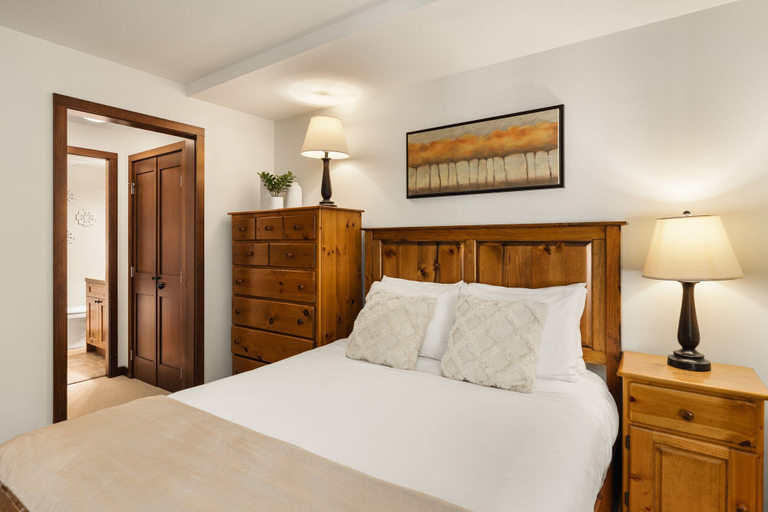 Room 3, Heavenly Suite at Sunpath, Squamish-Lillooet