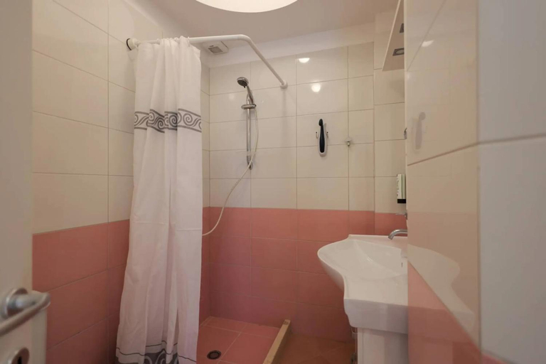 Bathroom 4, Lura Apartments, Durrësit