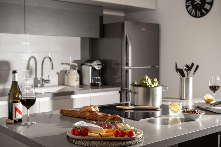 Food & Drinks 3, Shenkin Apartments by Master