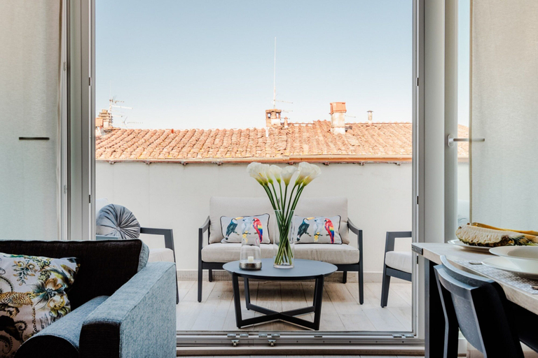 Balcony 4, Apartment in Lucca Near Torre Delle Ore, Lucca
