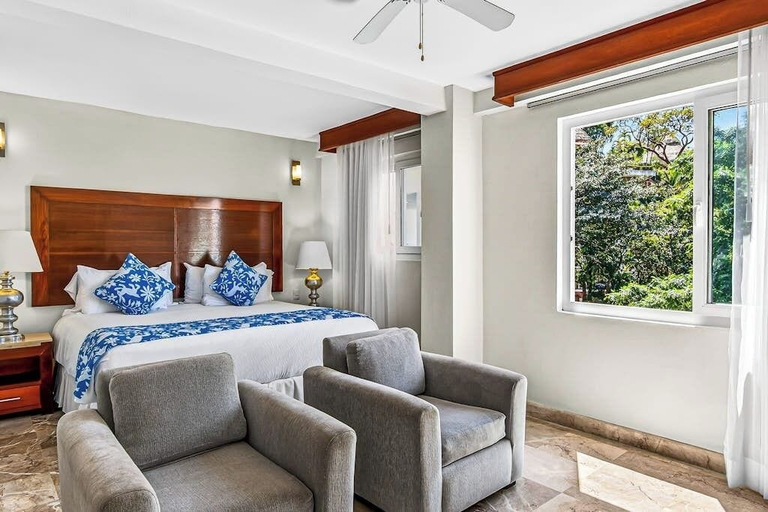 Room 2, Partial Ocean-view Suite With 3 Pools, hot Tub, spa & Balcony, Puerto Vallarta