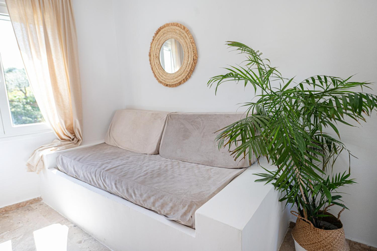 Bedroom 3, The White Rose Hotel, Attica