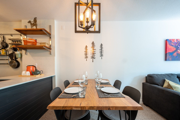 Room 5, Alta Suite at Deer Lodge, Squamish-Lillooet