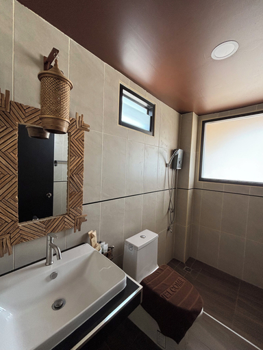 Bathroom 4, Phoenix Room, Pathiu
