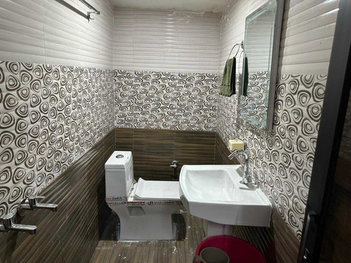 Bathroom 5, Hotel O Sector 52 Chandigarh Formerly Hari Residency, Chandigarh