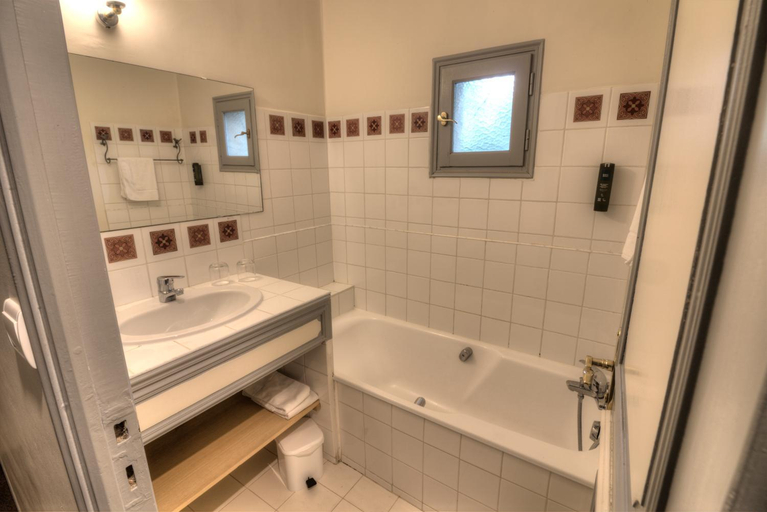 Bathroom 3, Logis Hotel Le Moulin de la Beune, Dordogne