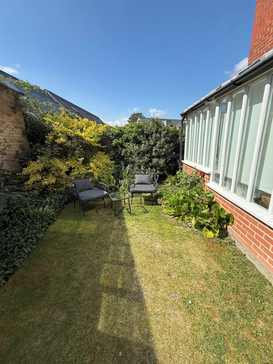Property grounds 5, Red House, Surrey