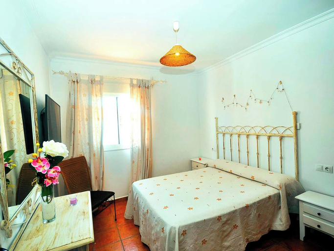 Room 2, Cozy Holiday Apartment in Conil, Cádiz