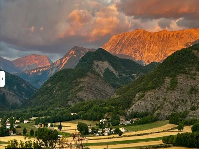 View from property 5, Mountain-view Eco-friendly Cottage, Alpes-de-Haute-Provence