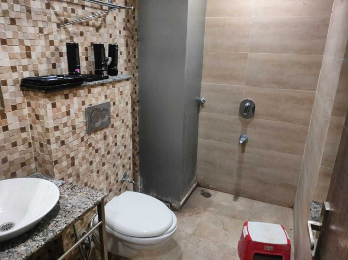 Bathroom 3, Hotel O Sector 52 Chandigarh Formerly Hari Residency, Chandigarh