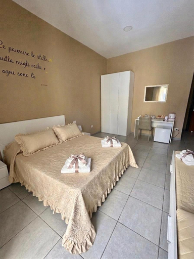 Bedroom 2, Rianna House, Napoli