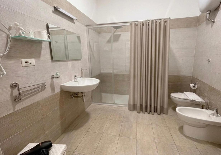 Bathroom 3, Rianna House, Napoli