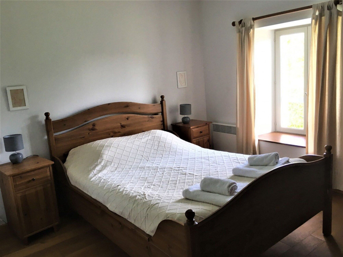 Room 3, Luxurious Villa With Terrace in the Rural Chalais, Charente