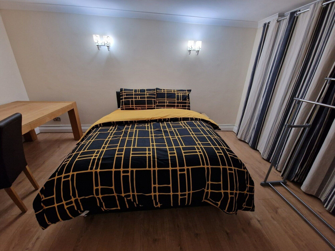 Room 5, Standard Double Room - Shared, Slough