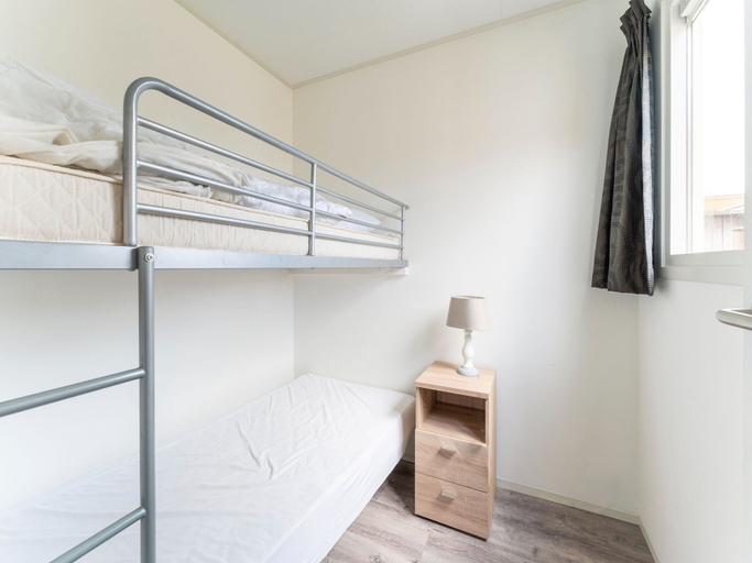 Room 3, Luxury Holiday Home in Bantega With Harbour and Sloop, Lemsterland