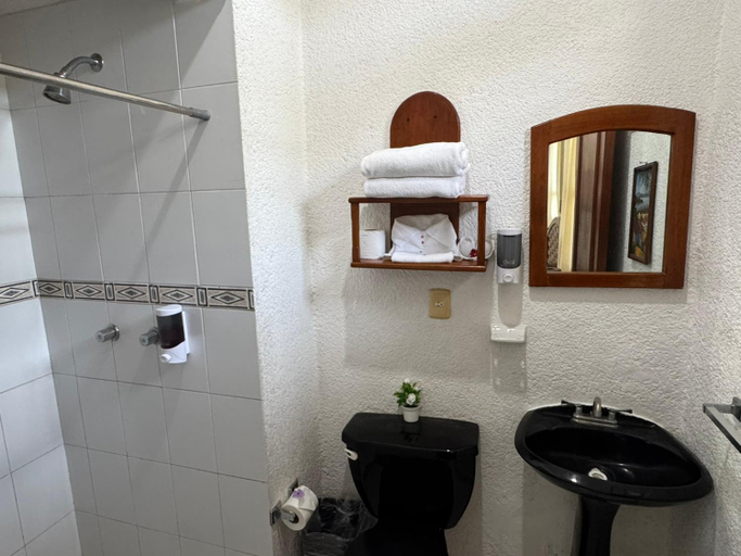 Bathroom 4, Villas Mercedes, José Azueta