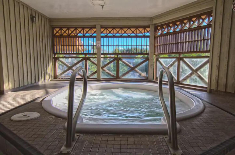 Indoor spa tub, Misty Mountain at Marketplace Lodge, Squamish-Lillooet
