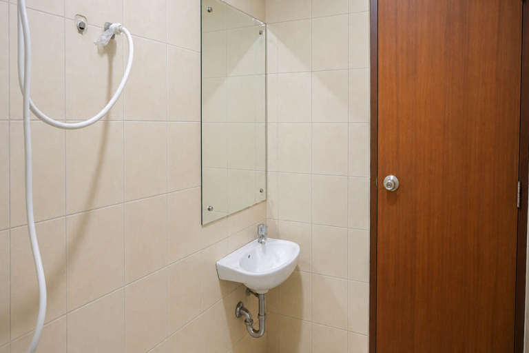 Bathroom 2, Cozy Living 2BR at Vida View Makassar Apartment By Travelio, Makassar
