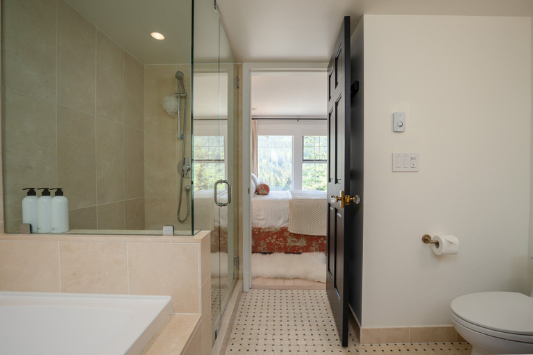 Bathroom 4, Bluebird at The Lynx, Squamish-Lillooet