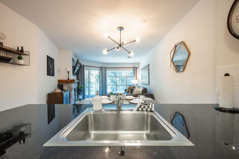 Interior 4, Panorama Suite at the Aspens, Squamish-Lillooet