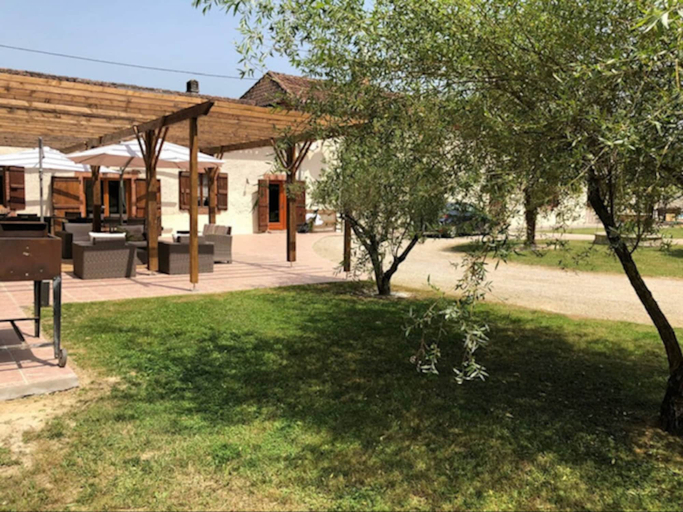 Balcony 5, Very Spacious and Luxurious Holiday Home on Quiet Estate With Pool, Hautes-Pyrénées