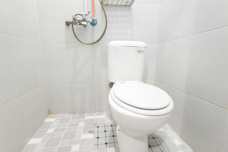 Bathroom 3, RedDoorz @ Wika Wiki Homestay, Medan