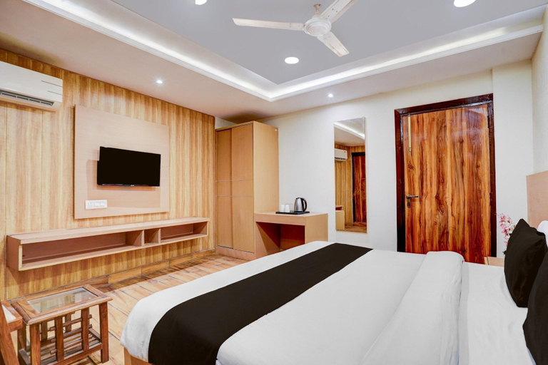 Room 2, Super Collection O Dehradun Central, Dehradun