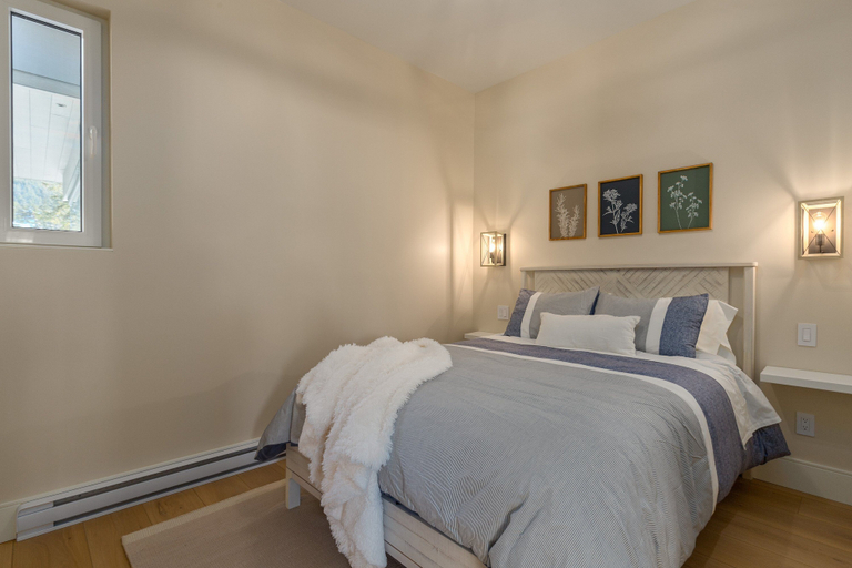 Room 2, Nature's Nook at Wedgewoods, Squamish-Lillooet