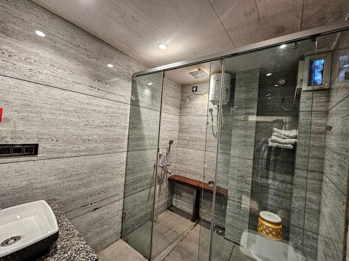 Bathroom 4, Serenity The Villa by Beta Bawarchi, Hoshangabad