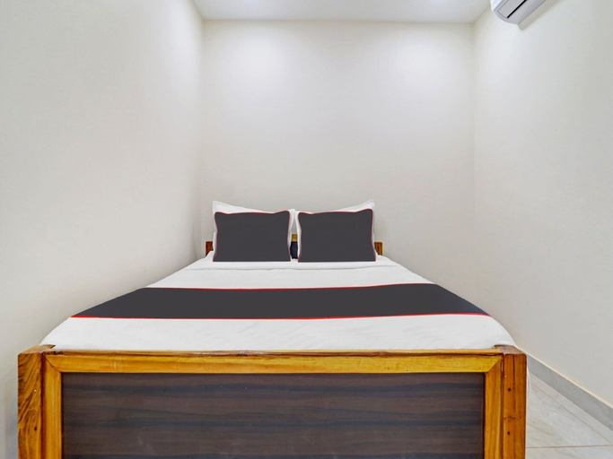 Room 5, Collection O SV Grand Patancheru, Medak