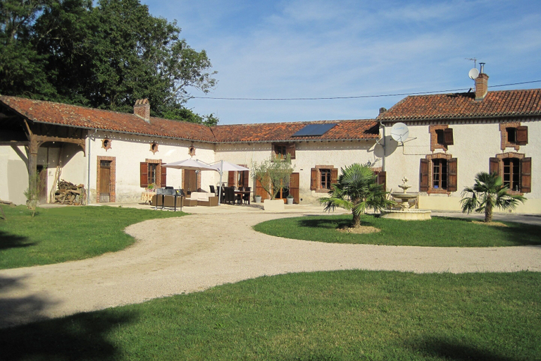 Garden 5, Very Spacious and Luxurious Holiday Home on Quiet Estate With Pool, Hautes-Pyrénées