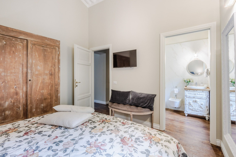 Room 2, Apartment in Lucca Near Cathedral Square, Lucca