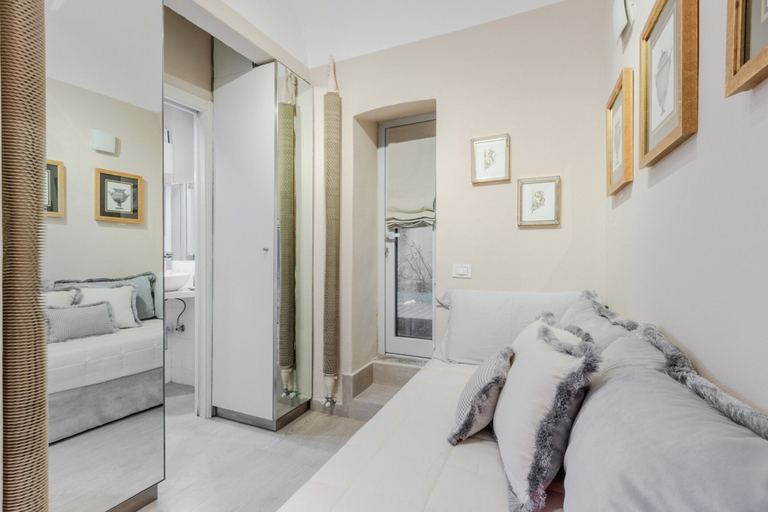 Room 2, Apartment in Lucca Near San Frediano Church, Lucca