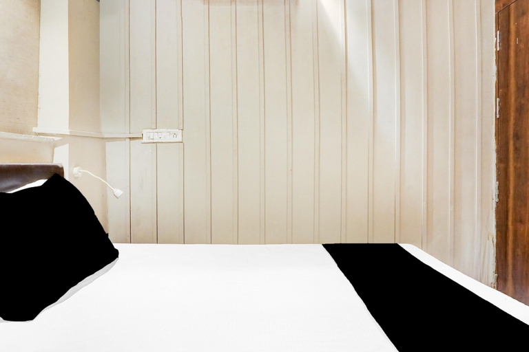 Room 5, Suite Viman Nagar Downtown Cilantro, Pune