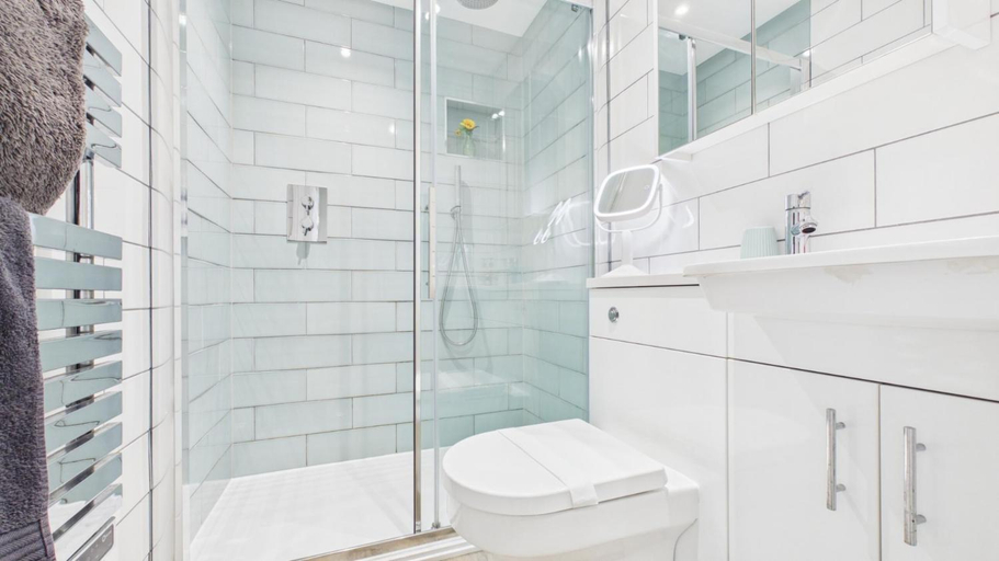 Bathroom 3, No 6 Croft House - 1 Bedroom Apartment - Tenby, Pembrokeshire