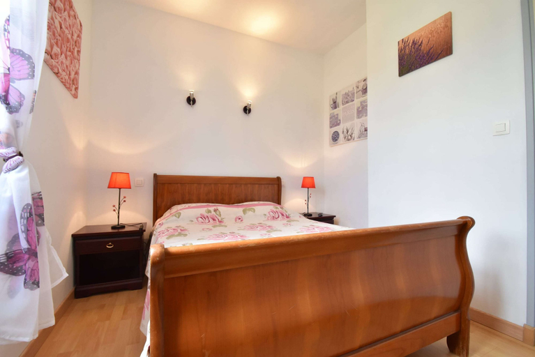 Room 4, Modern Holiday Home in Crux-la-ville With Terrace, Nièvre