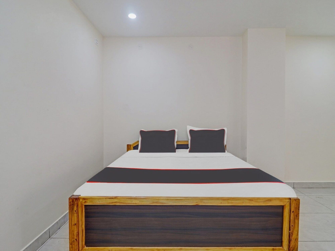 Room 3, Collection O SV Grand Patancheru, Medak