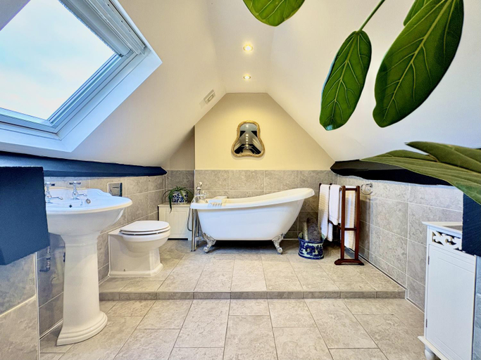 Bathroom 5, The Corner House, Shipston-on-Stour, Warwickshire