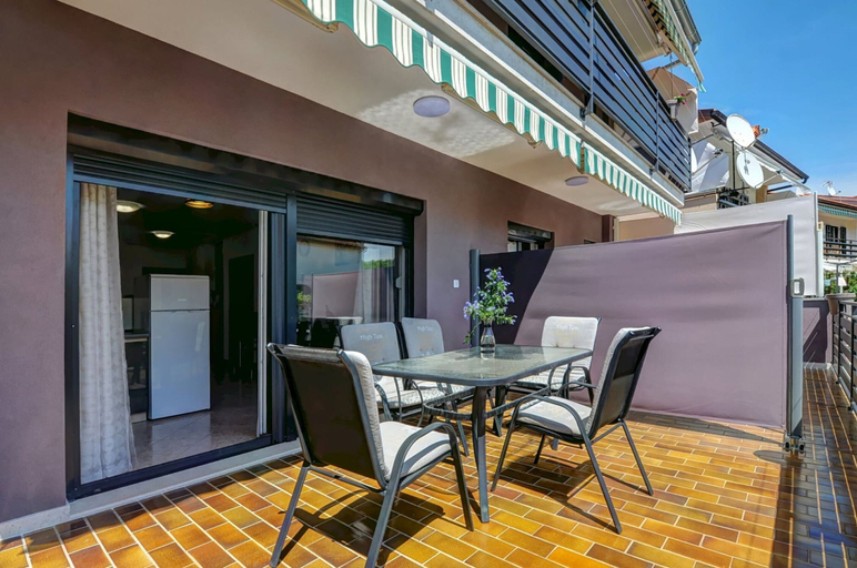 Outdoor dining 4, Apartment in Fazana Near Rock Beach, Fažana