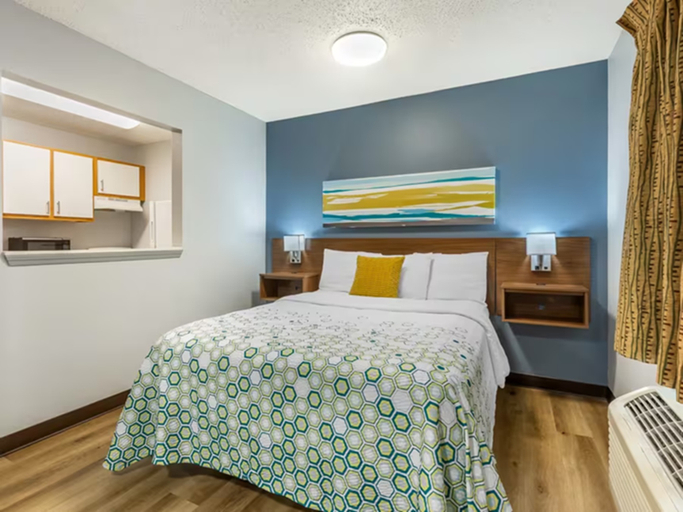 Bedroom, HomeTowne Studios & Suites Greensboro, Guilford