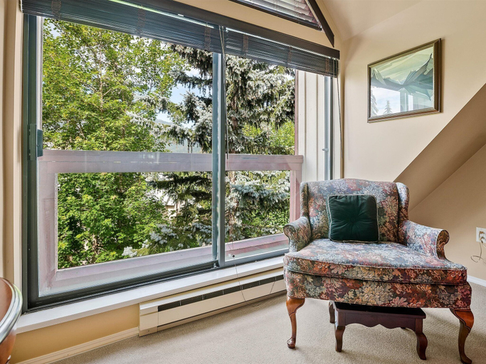 Others 4, Glacier Suite at Snowberry, Squamish-Lillooet