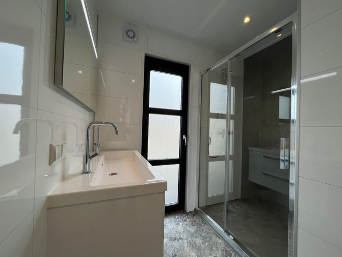 Bathroom 5, Modern Chalet in a Park Near the Veluwemeer