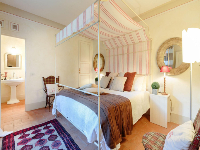 Room 3, Villa in Camaiore With Pool & Tuscan Views, Lucca