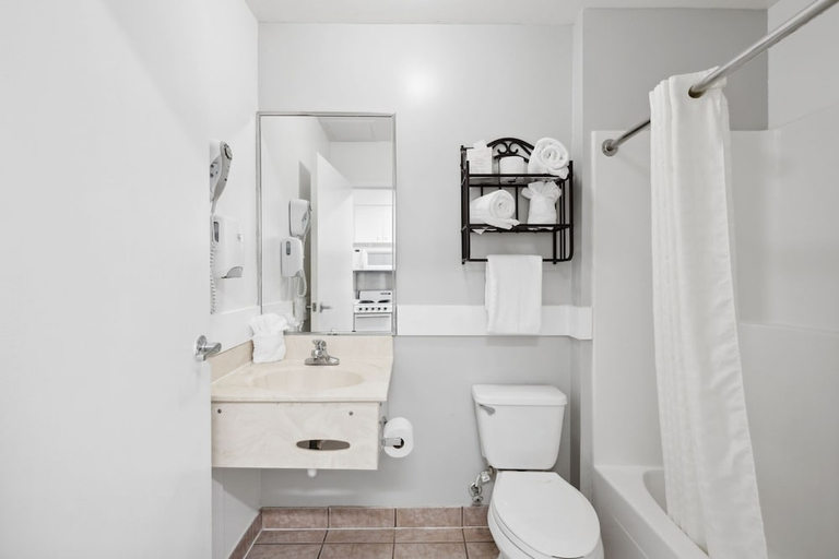 Bathroom 3, Palm & Tide Beachfront Hotel, a by the Sea Resorts, Bay