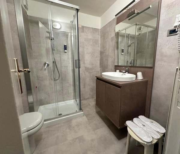 Bathroom 3, Hotel Splendid Toscolano Maderno, Brescia