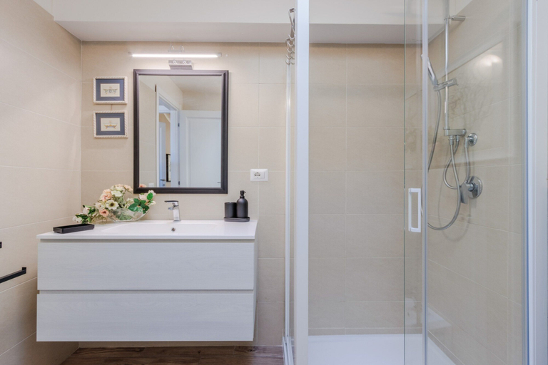 Bathroom 2, Apartment in Lucca Near Torre Delle Ore, Lucca